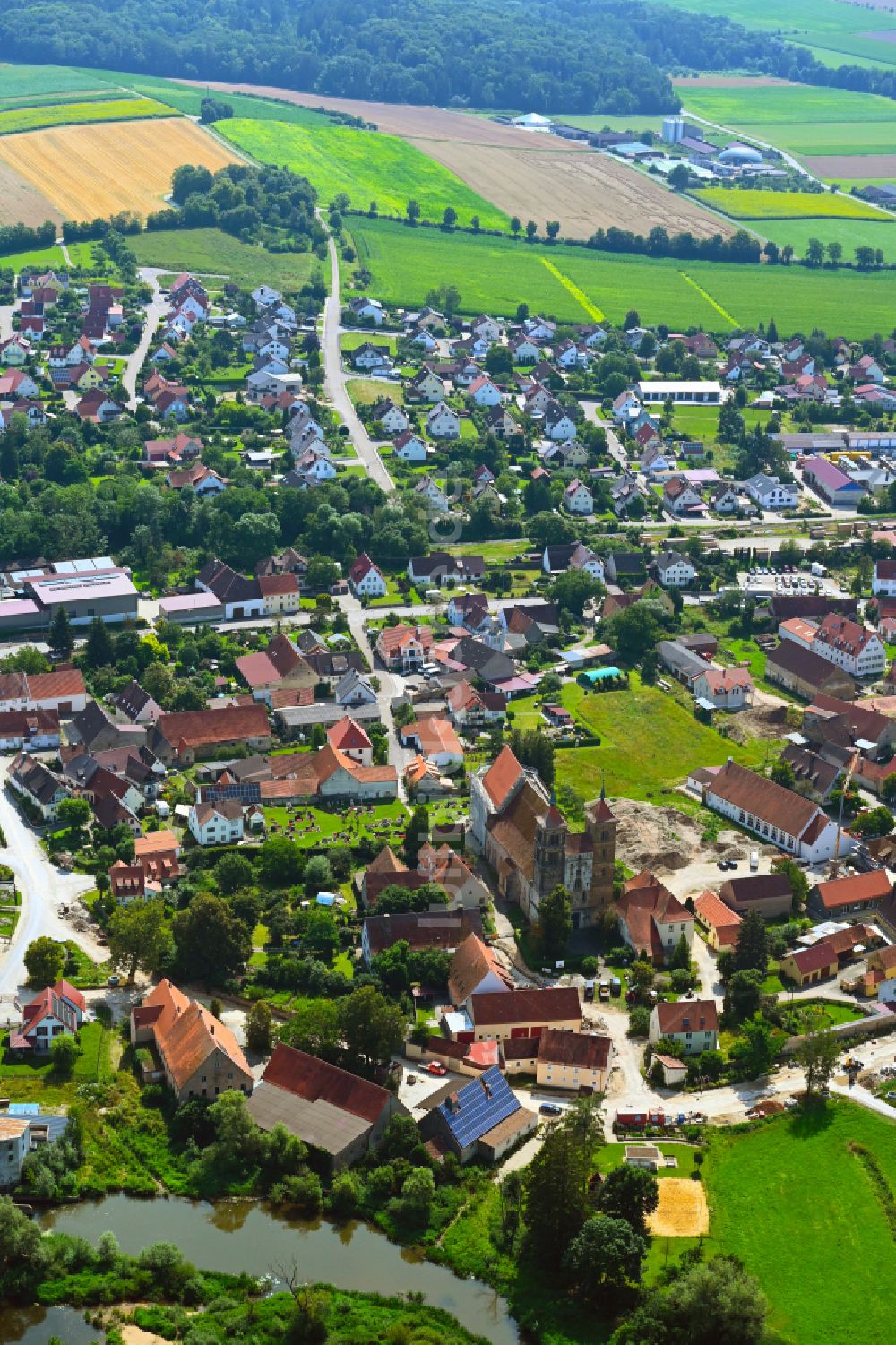 Luftaufnahme Auhausen - Ortsansicht am Rande von landwirtschaftlichen Feldern in Auhausen im Bundesland Bayern, Deutschland