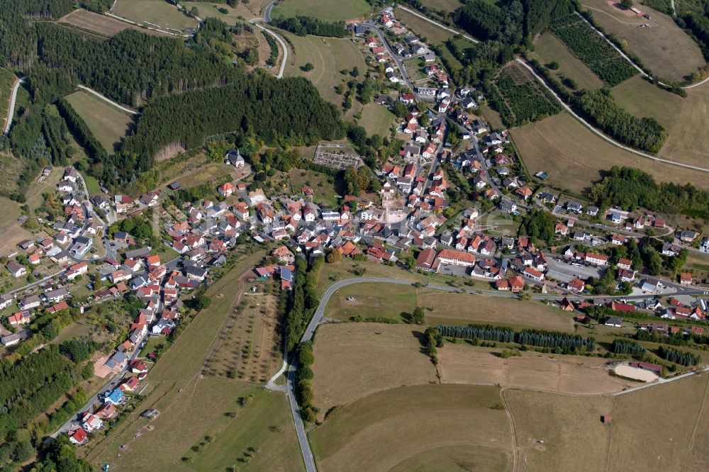 Aura im Sinngrund von oben - Ortsansicht am Rande von landwirtschaftlichen Feldern in Aura im Sinngrund im Bundesland Bayern, Deutschland