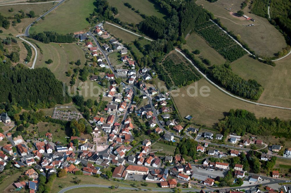 Aura im Sinngrund aus der Vogelperspektive: Ortsansicht am Rande von landwirtschaftlichen Feldern in Aura im Sinngrund im Bundesland Bayern, Deutschland