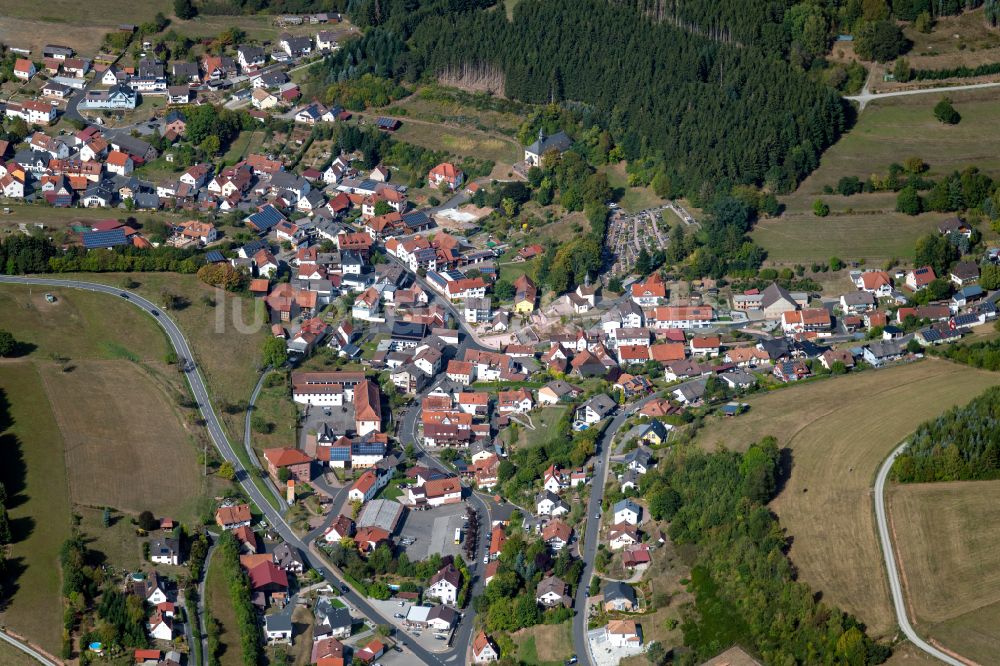 Aura im Sinngrund von oben - Ortsansicht am Rande von landwirtschaftlichen Feldern in Aura im Sinngrund im Bundesland Bayern, Deutschland