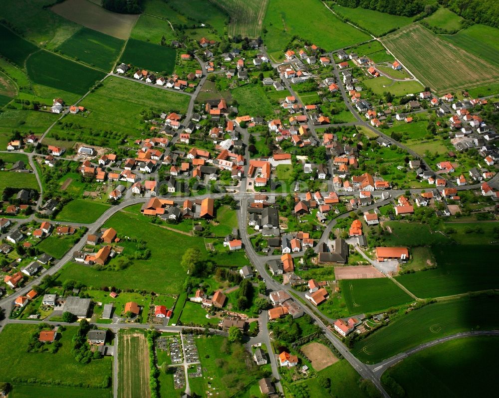 Ausbach von oben - Ortsansicht am Rande von landwirtschaftlichen Feldern in Ausbach im Bundesland Hessen, Deutschland