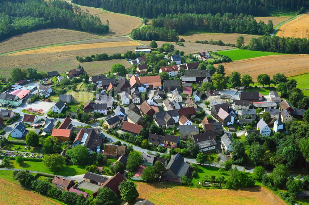 Azendorf von oben - Ortsansicht am Rande von landwirtschaftlichen Feldern in Azendorf im Bundesland Bayern, Deutschland