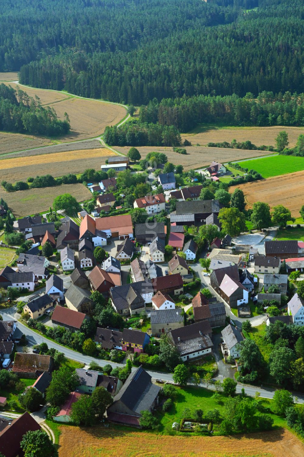 Luftbild Azendorf - Ortsansicht am Rande von landwirtschaftlichen Feldern in Azendorf im Bundesland Bayern, Deutschland