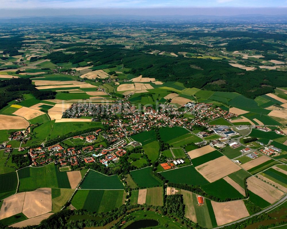 Bad Birnbach aus der Vogelperspektive: Ortsansicht am Rande von landwirtschaftlichen Feldern in Bad Birnbach im Bundesland Bayern, Deutschland