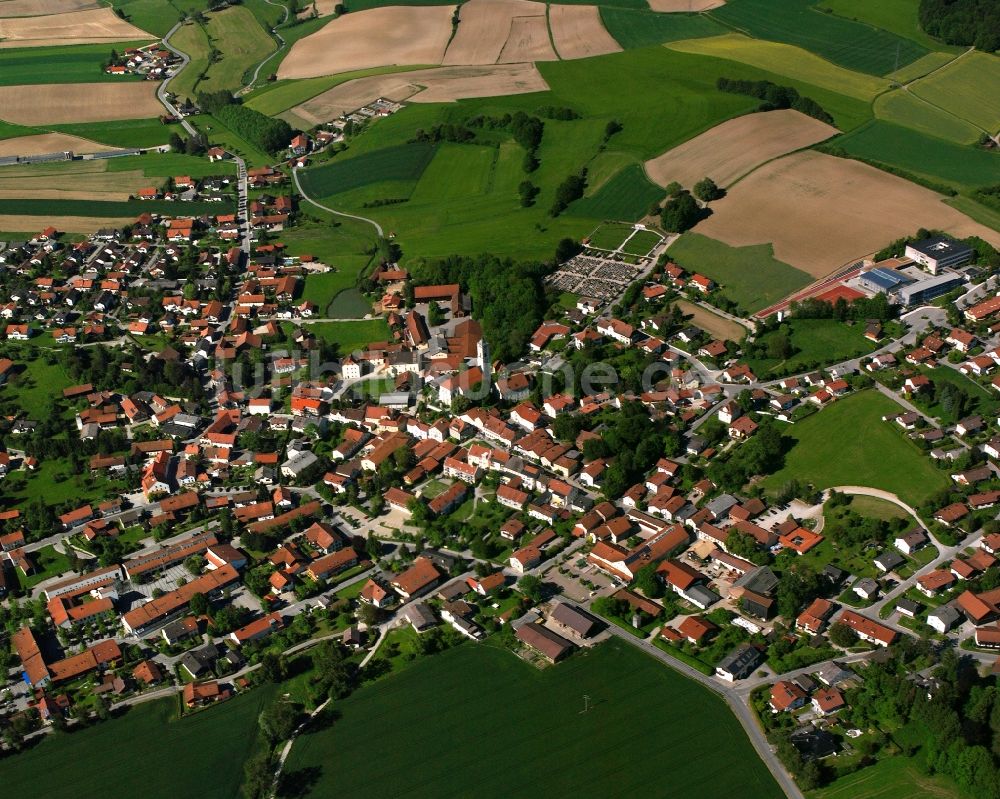 Luftaufnahme Bad Birnbach - Ortsansicht am Rande von landwirtschaftlichen Feldern in Bad Birnbach im Bundesland Bayern, Deutschland