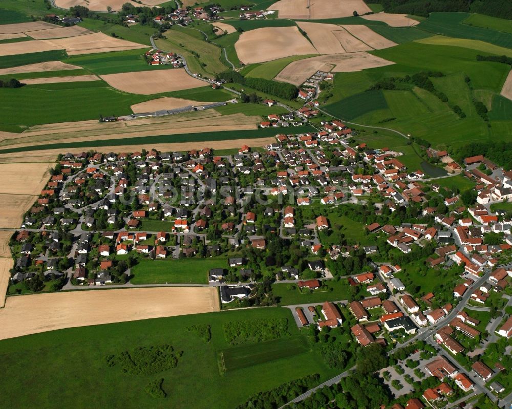 Bad Birnbach von oben - Ortsansicht am Rande von landwirtschaftlichen Feldern in Bad Birnbach im Bundesland Bayern, Deutschland