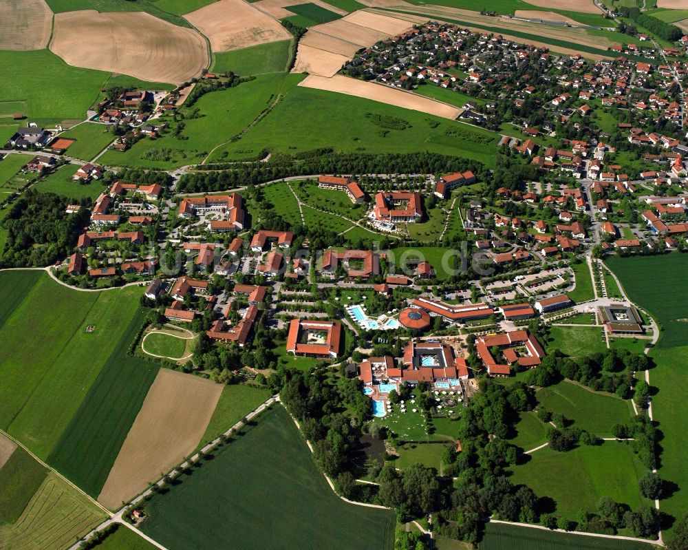 Bad Birnbach aus der Vogelperspektive: Ortsansicht am Rande von landwirtschaftlichen Feldern in Bad Birnbach im Bundesland Bayern, Deutschland