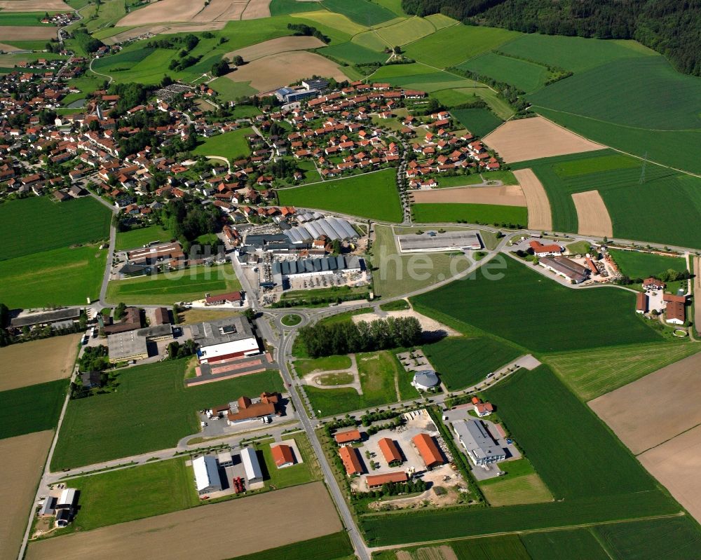 Luftbild Bad Birnbach - Ortsansicht am Rande von landwirtschaftlichen Feldern in Bad Birnbach im Bundesland Bayern, Deutschland