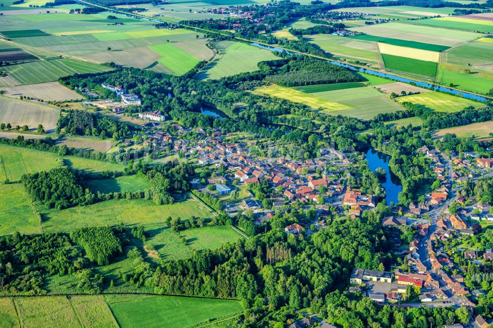 Luftaufnahme Bad Bodenteich - Ortsansicht am Rande von landwirtschaftlichen Feldern in Bad Bodenteich im Bundesland Niedersachsen, Deutschland