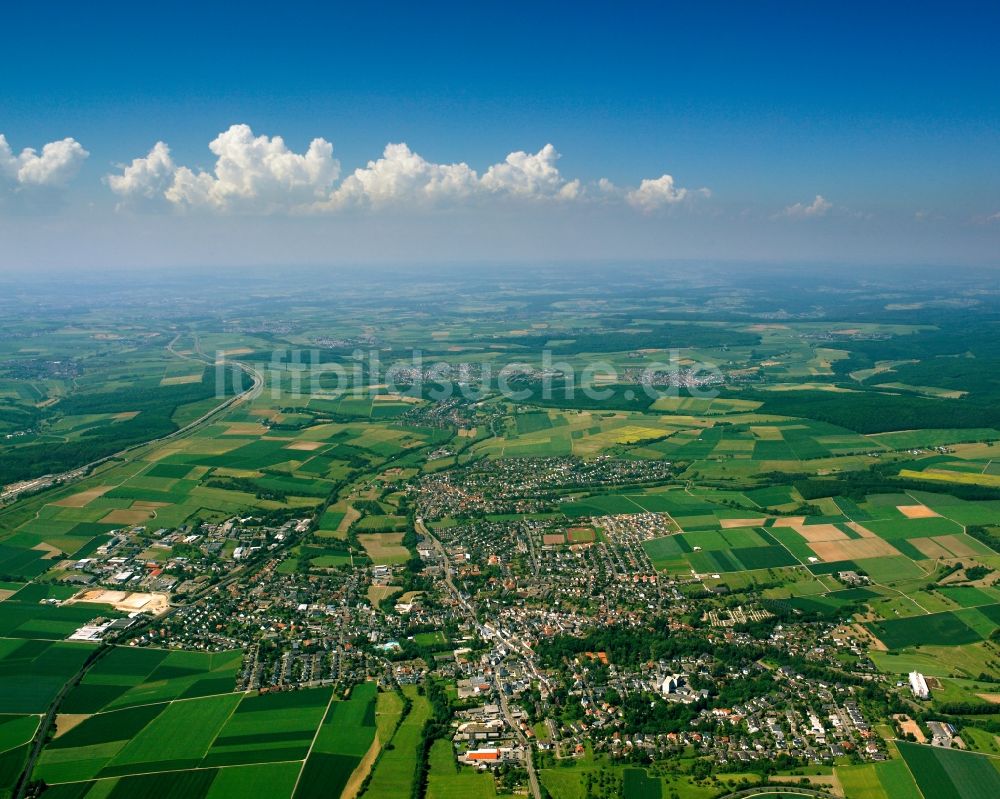 Bad Camberg von oben - Ortsansicht am Rande von landwirtschaftlichen Feldern in Bad Camberg im Bundesland Hessen, Deutschland