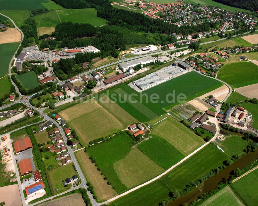 Linden von oben - Ortsansicht am Rande von landwirtschaftlichen Feldern an der Bahnhofstraße in Linden im Bundesland Bayern, Deutschland