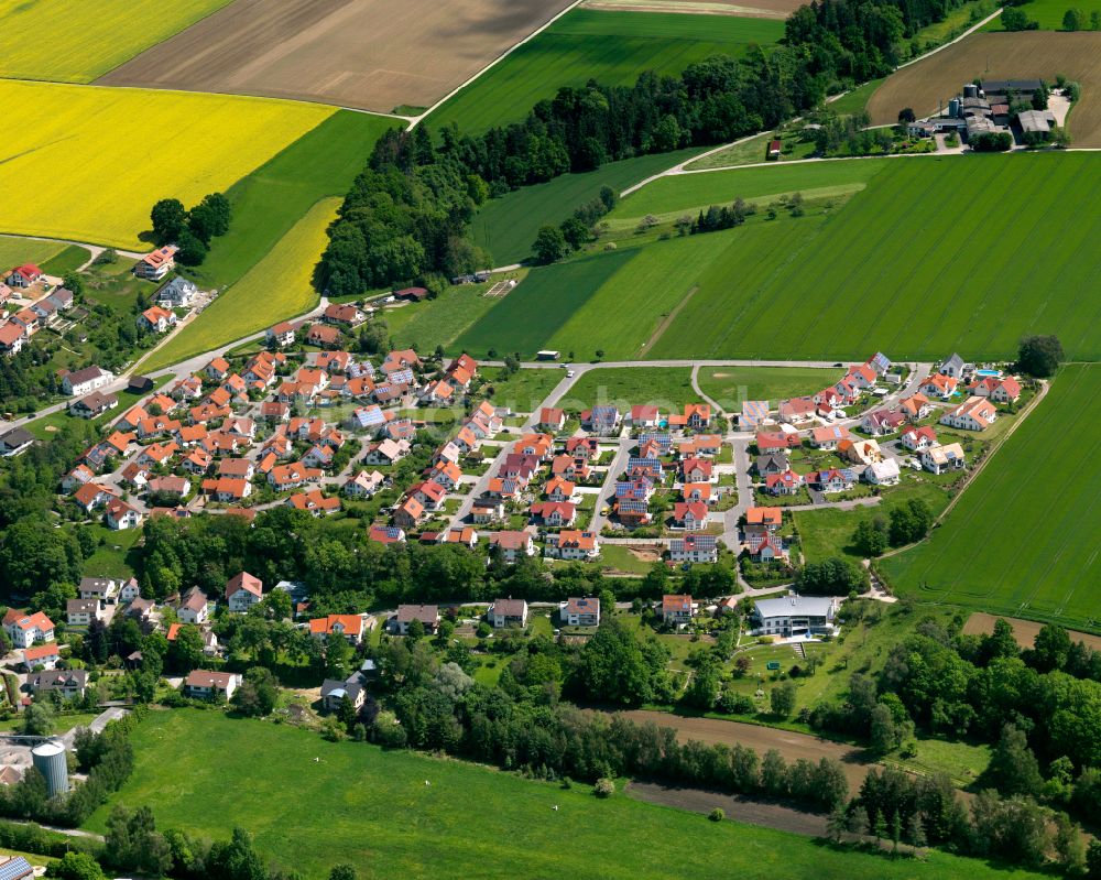 Baustetten von oben - Ortsansicht am Rande von landwirtschaftlichen Feldern in Baustetten im Bundesland Baden-Württemberg, Deutschland