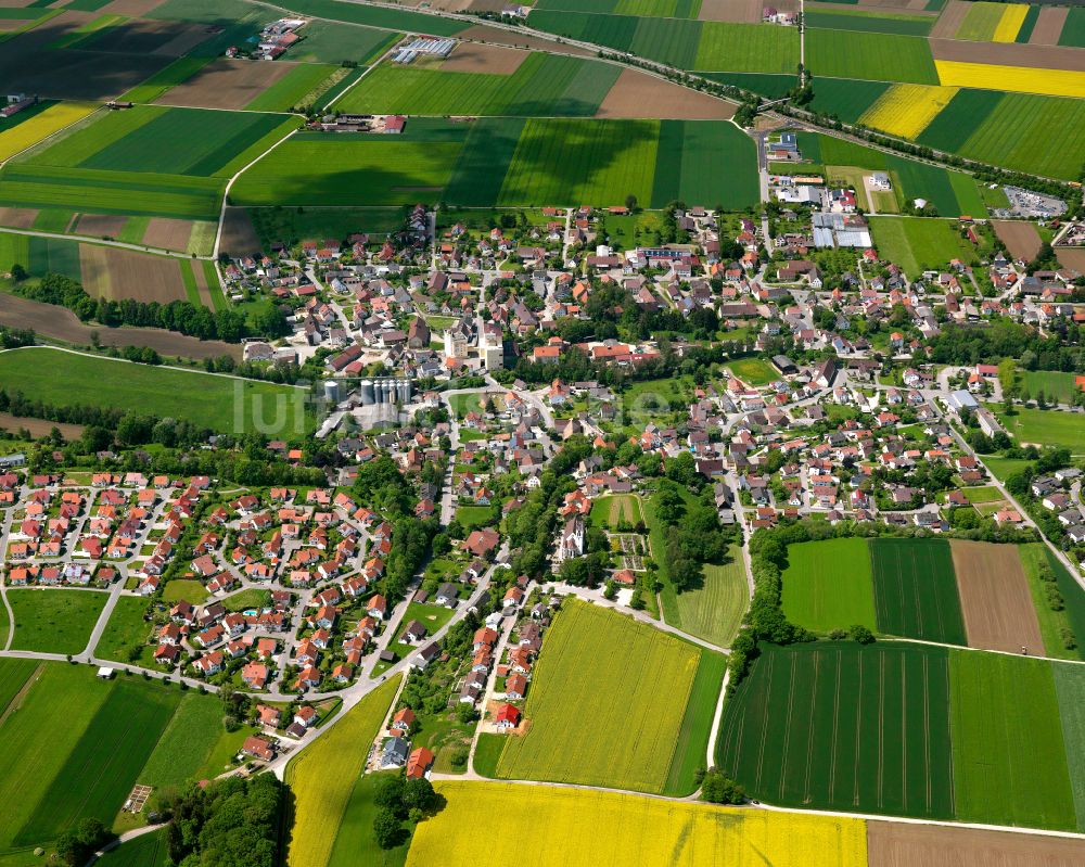 Baustetten aus der Vogelperspektive: Ortsansicht am Rande von landwirtschaftlichen Feldern in Baustetten im Bundesland Baden-Württemberg, Deutschland