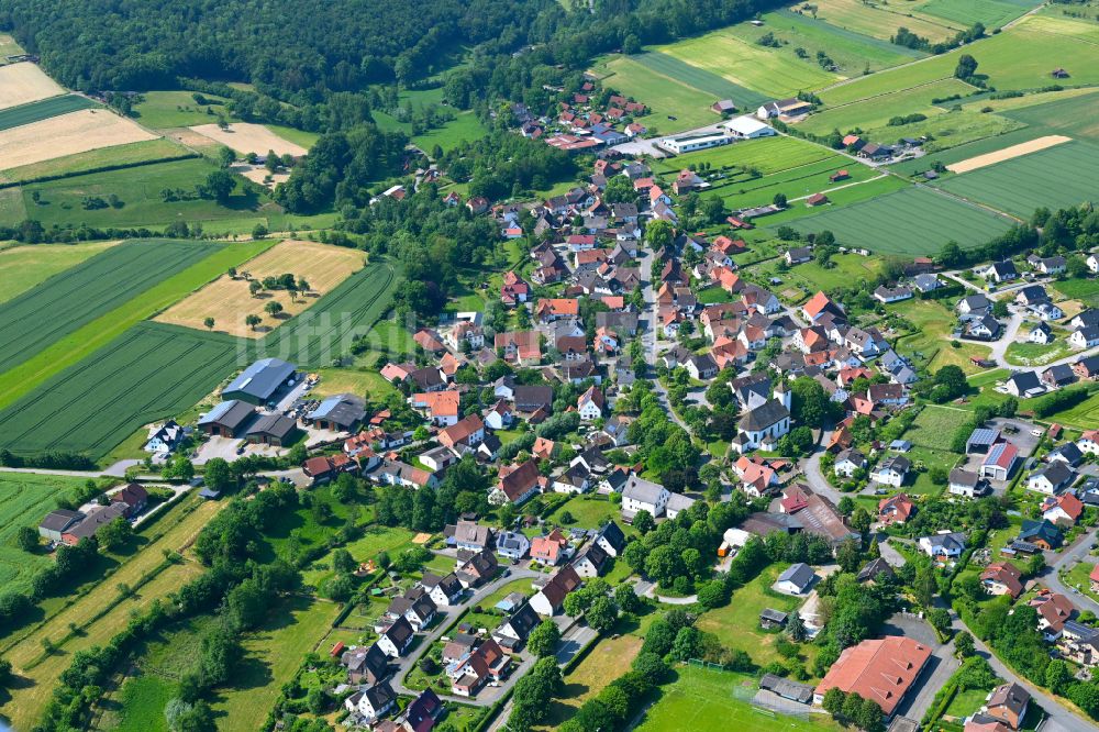 Bellersen aus der Vogelperspektive: Ortsansicht am Rande von landwirtschaftlichen Feldern in Bellersen im Bundesland Nordrhein-Westfalen, Deutschland