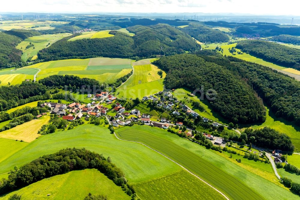 Benkhausen aus der Vogelperspektive: Ortsansicht am Rande von landwirtschaftlichen Feldern in Benkhausen im Bundesland Hessen, Deutschland