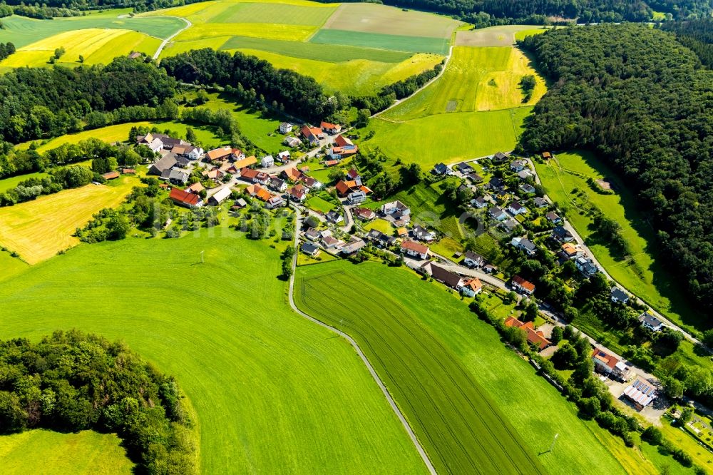 Luftaufnahme Benkhausen - Ortsansicht am Rande von landwirtschaftlichen Feldern in Benkhausen im Bundesland Hessen, Deutschland