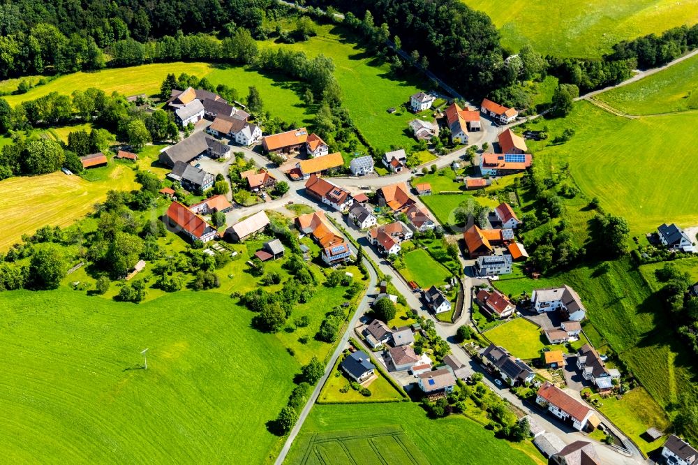 Benkhausen von oben - Ortsansicht am Rande von landwirtschaftlichen Feldern in Benkhausen im Bundesland Hessen, Deutschland