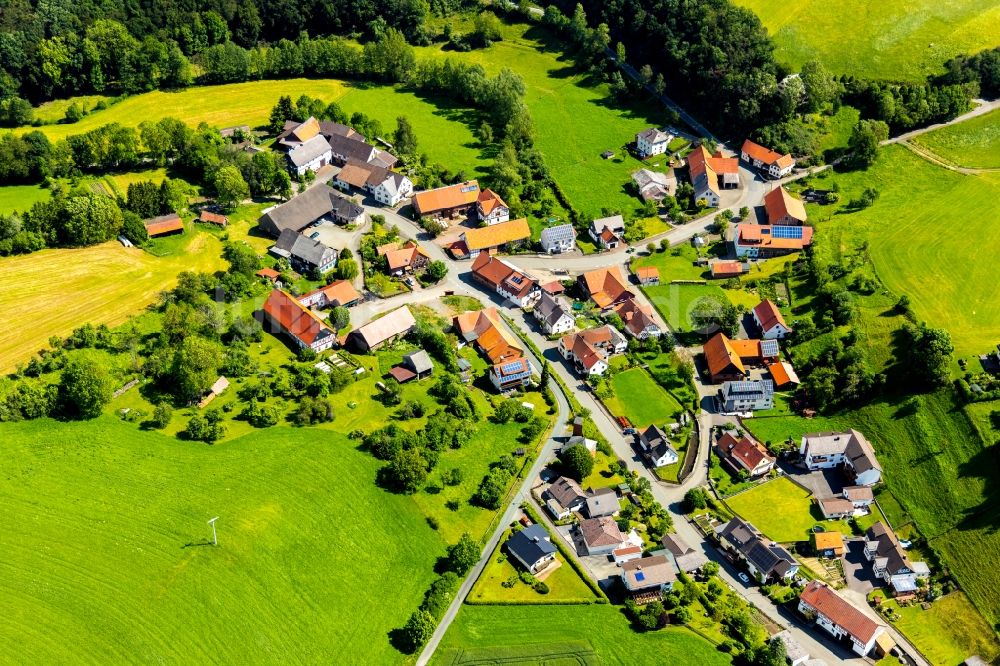 Benkhausen aus der Vogelperspektive: Ortsansicht am Rande von landwirtschaftlichen Feldern in Benkhausen im Bundesland Hessen, Deutschland