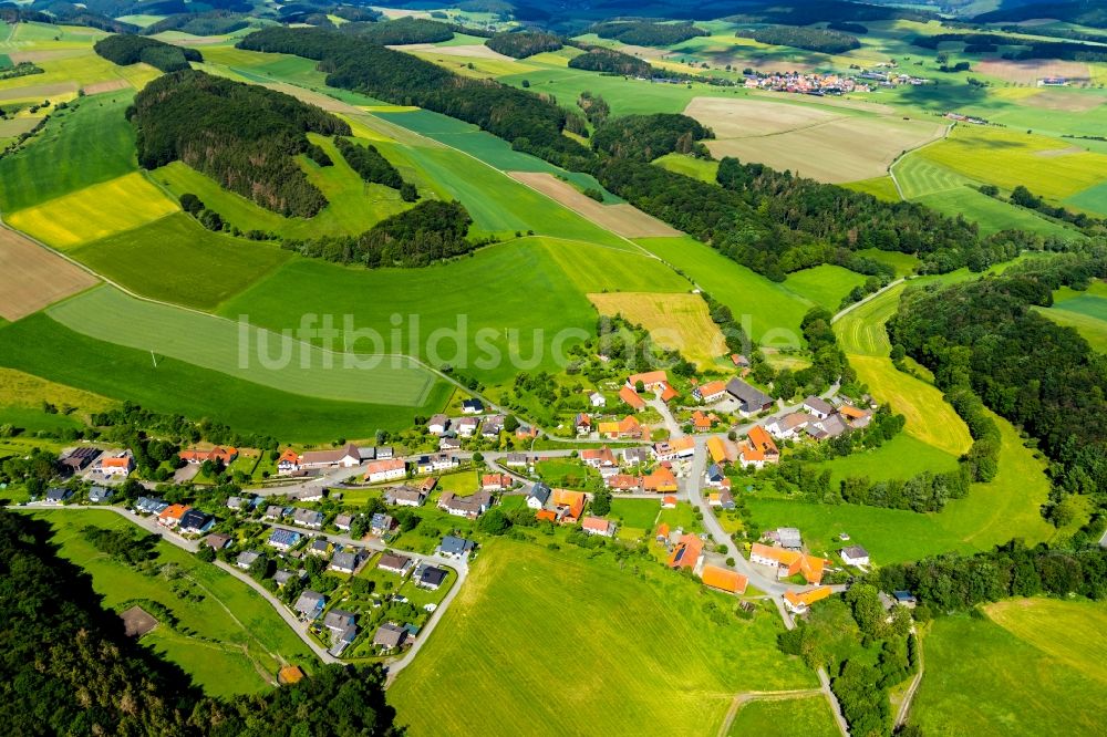 Luftaufnahme Benkhausen - Ortsansicht am Rande von landwirtschaftlichen Feldern in Benkhausen im Bundesland Hessen, Deutschland