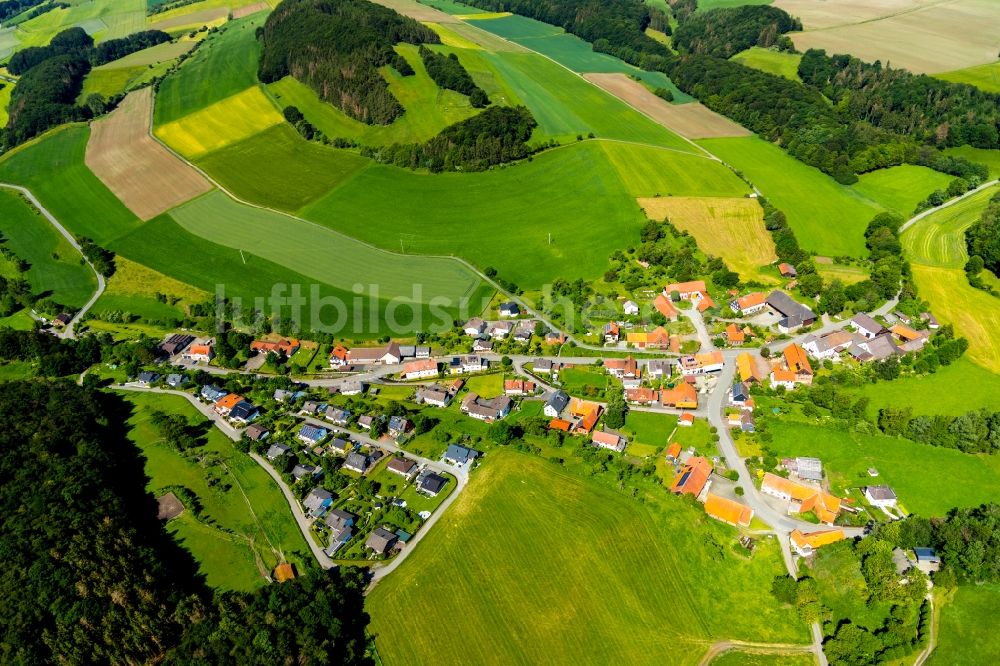 Benkhausen von oben - Ortsansicht am Rande von landwirtschaftlichen Feldern in Benkhausen im Bundesland Hessen, Deutschland