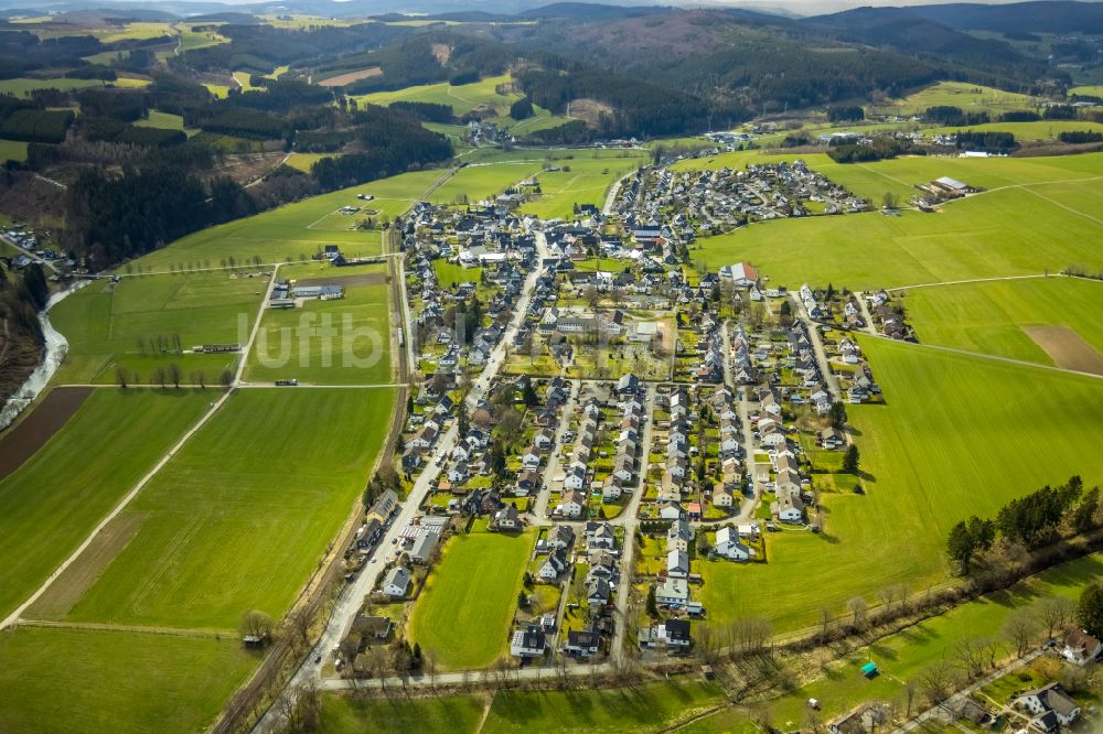 Luftbild Berghausen - Ortsansicht am Rande von landwirtschaftlichen Feldern in Berghausen im Bundesland Nordrhein-Westfalen, Deutschland