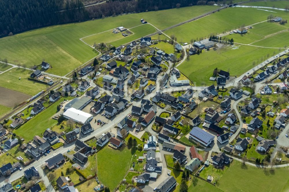 Luftbild Berghausen - Ortsansicht am Rande von landwirtschaftlichen Feldern in Berghausen im Bundesland Nordrhein-Westfalen, Deutschland