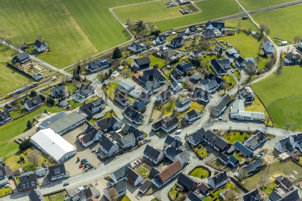 Luftaufnahme Berghausen - Ortsansicht am Rande von landwirtschaftlichen Feldern in Berghausen im Bundesland Nordrhein-Westfalen, Deutschland