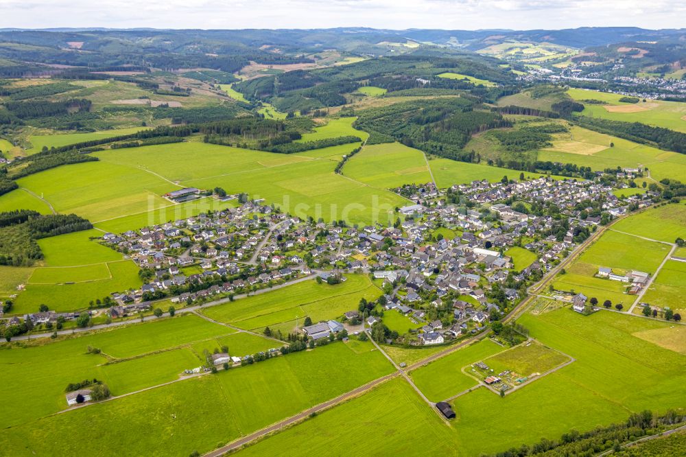 Luftaufnahme Berghausen - Ortsansicht am Rande von landwirtschaftlichen Feldern in Berghausen im Bundesland Nordrhein-Westfalen, Deutschland