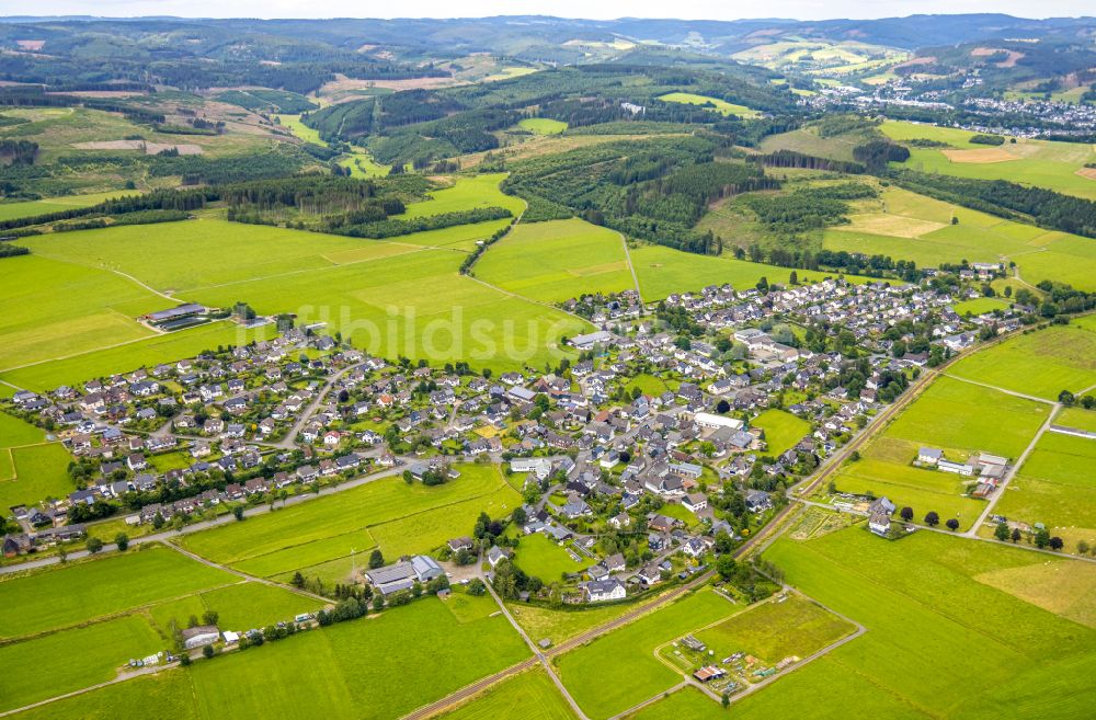 Berghausen aus der Vogelperspektive: Ortsansicht am Rande von landwirtschaftlichen Feldern in Berghausen im Bundesland Nordrhein-Westfalen, Deutschland