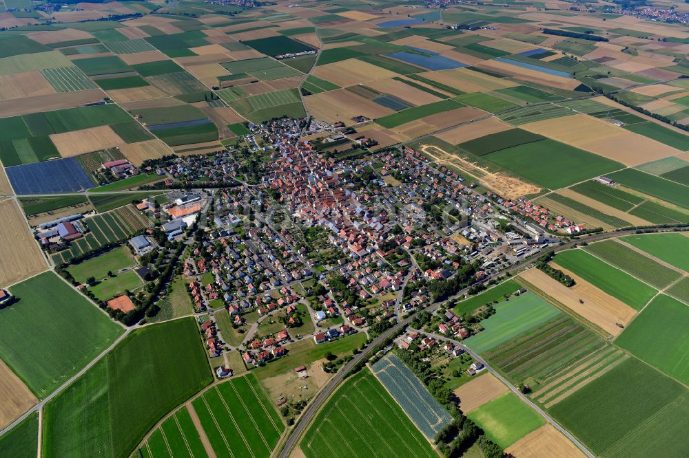 Luftaufnahme Bergtheim - Ortsansicht am Rande von landwirtschaftlichen Feldern in Bergtheim im Bundesland Bayern, Deutschland