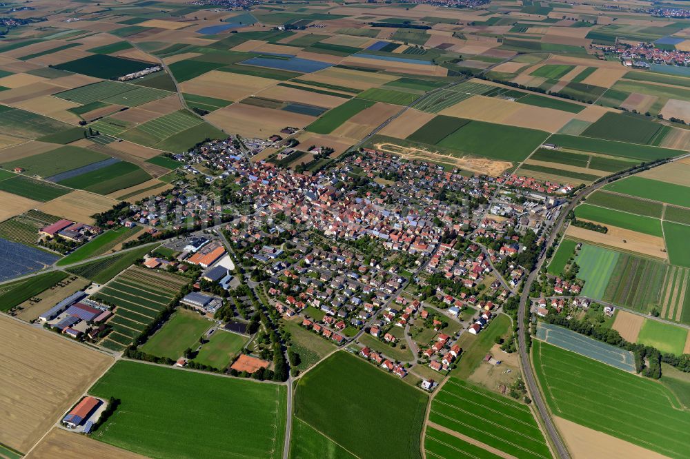 Bergtheim aus der Vogelperspektive: Ortsansicht am Rande von landwirtschaftlichen Feldern in Bergtheim im Bundesland Bayern, Deutschland