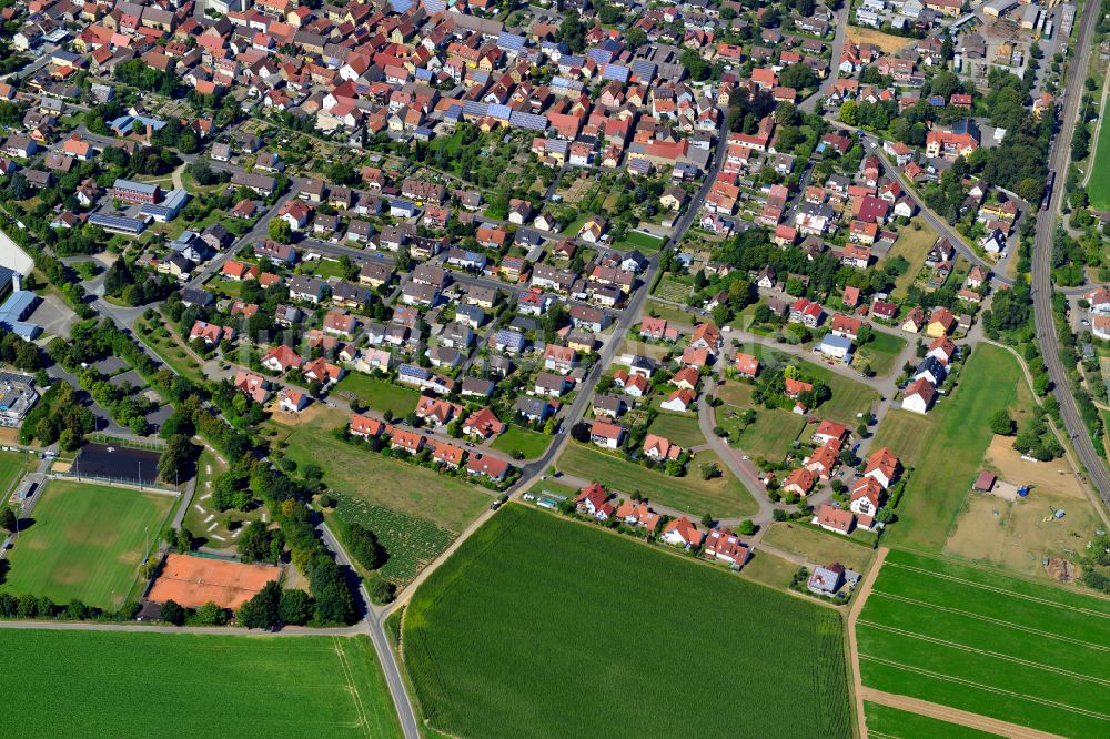 Luftbild Bergtheim - Ortsansicht am Rande von landwirtschaftlichen Feldern in Bergtheim im Bundesland Bayern, Deutschland