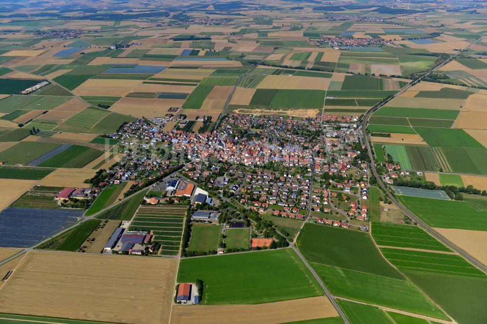 Luftaufnahme Bergtheim - Ortsansicht am Rande von landwirtschaftlichen Feldern in Bergtheim im Bundesland Bayern, Deutschland