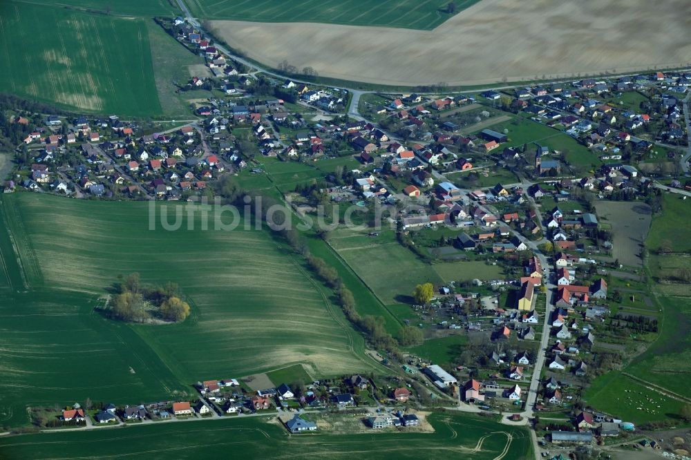 Luftbild Berkholz-Meyenburg - Ortsansicht am Rande von landwirtschaftlichen Feldern in Berkholz-Meyenburg im Bundesland Brandenburg, Deutschland