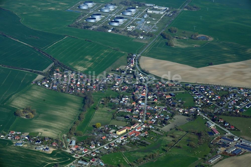 Luftbild Berkholz-Meyenburg - Ortsansicht am Rande von landwirtschaftlichen Feldern in Berkholz-Meyenburg im Bundesland Brandenburg, Deutschland