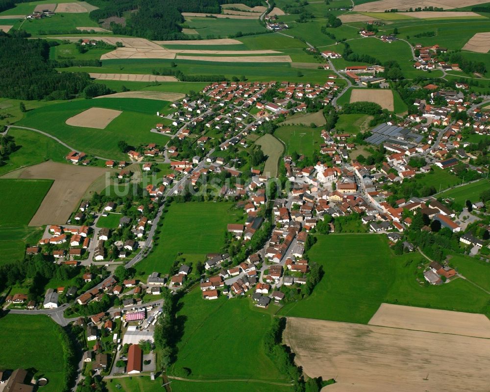 Luftaufnahme Berndlberg - Ortsansicht am Rande von landwirtschaftlichen Feldern in Berndlberg im Bundesland Bayern, Deutschland