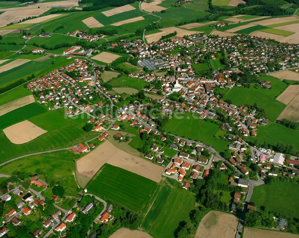 Berndlberg von oben - Ortsansicht am Rande von landwirtschaftlichen Feldern in Berndlberg im Bundesland Bayern, Deutschland