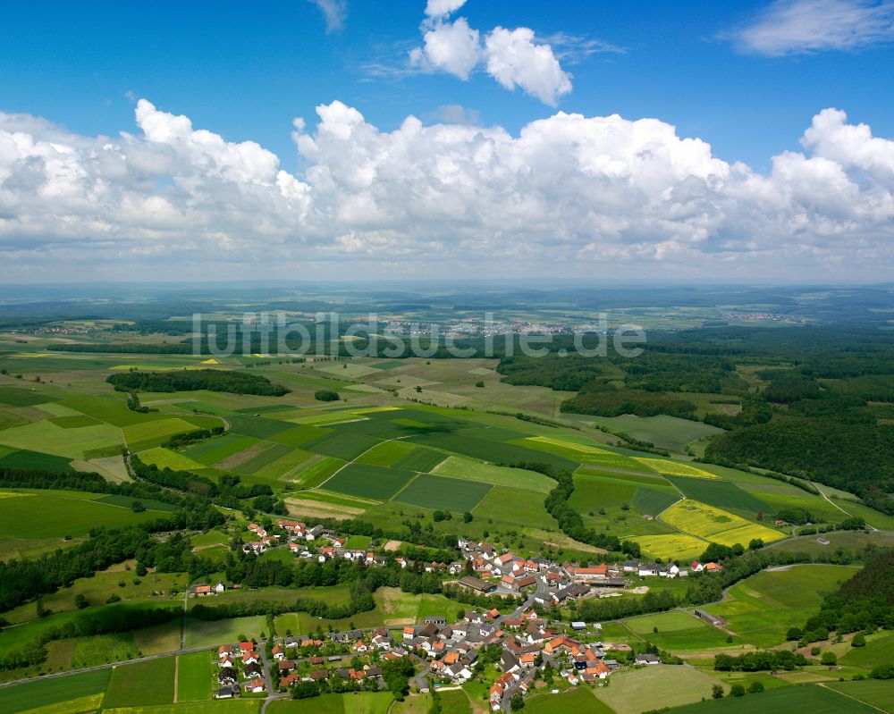 Luftbild Bernsburg - Ortsansicht am Rande von landwirtschaftlichen Feldern in Bernsburg im Bundesland Hessen, Deutschland