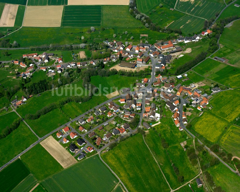 Luftbild Bernsburg - Ortsansicht am Rande von landwirtschaftlichen Feldern in Bernsburg im Bundesland Hessen, Deutschland