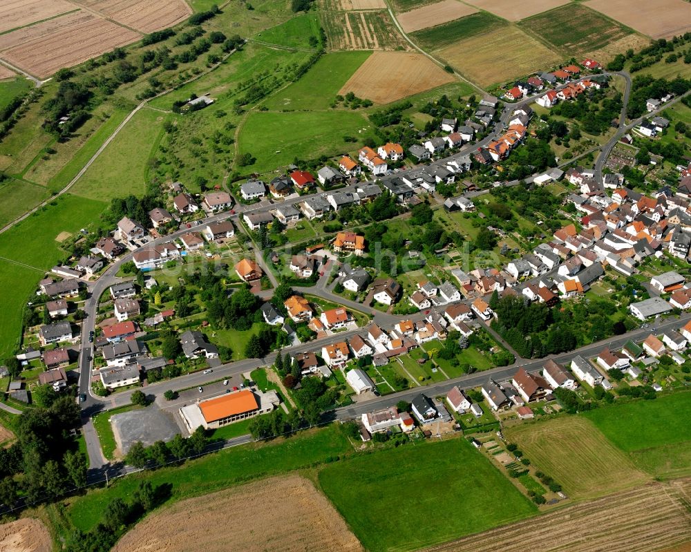 Bersrod von oben - Ortsansicht am Rande von landwirtschaftlichen Feldern in Bersrod im Bundesland Hessen, Deutschland