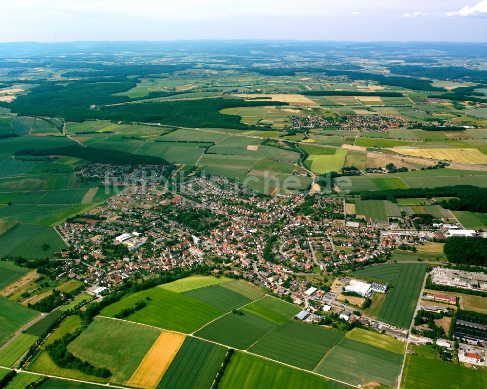 Luftaufnahme Berwangen - Ortsansicht am Rande von landwirtschaftlichen Feldern in Berwangen im Bundesland Baden-Württemberg, Deutschland