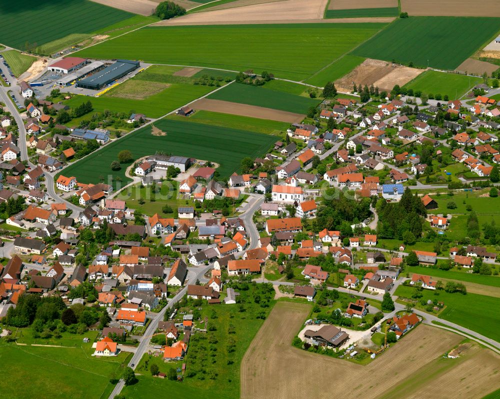 Luftbild Betzenweiler - Ortsansicht am Rande von landwirtschaftlichen Feldern in Betzenweiler im Bundesland Baden-Württemberg, Deutschland