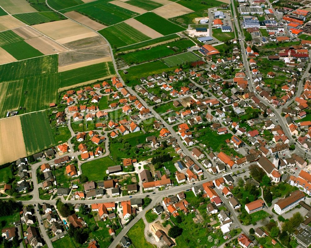 Luftaufnahme Böhmenkirch - Ortsansicht am Rande von landwirtschaftlichen Feldern in Böhmenkirch im Bundesland Baden-Württemberg, Deutschland