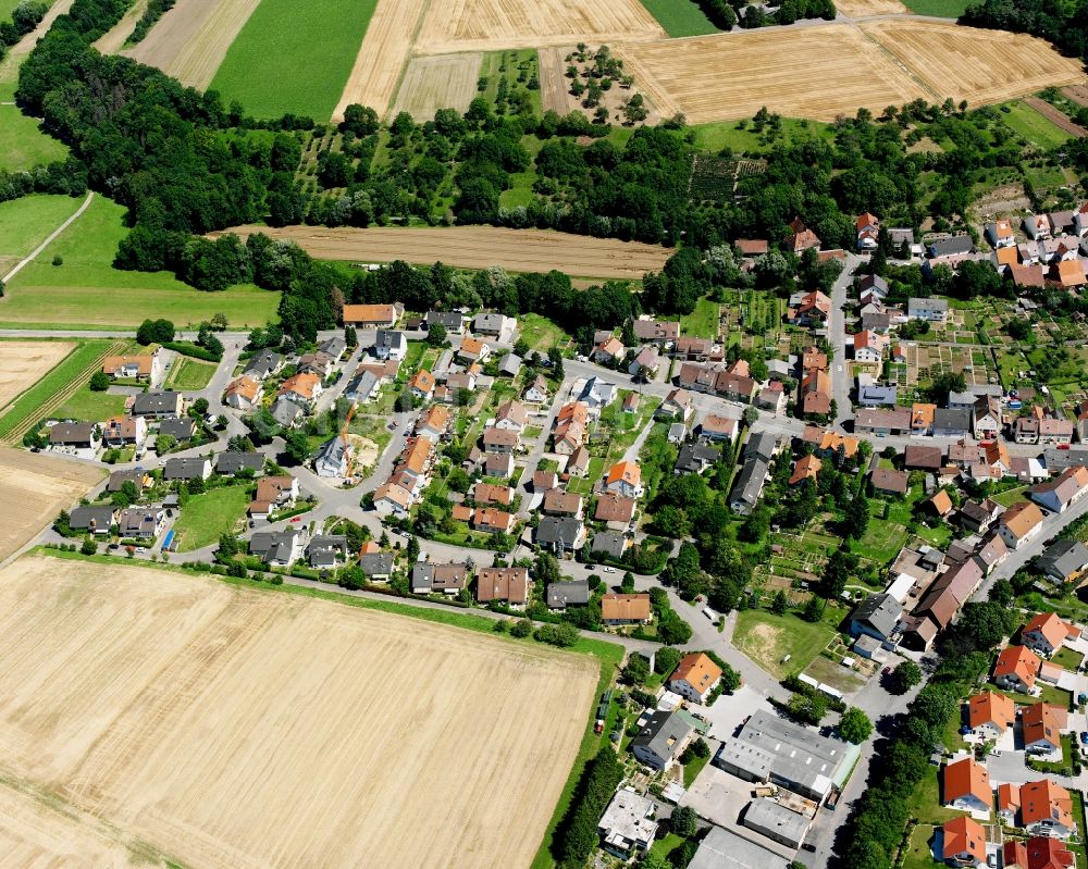 Biberach aus der Vogelperspektive: Ortsansicht am Rande von landwirtschaftlichen Feldern in Biberach im Bundesland Baden-Württemberg, Deutschland