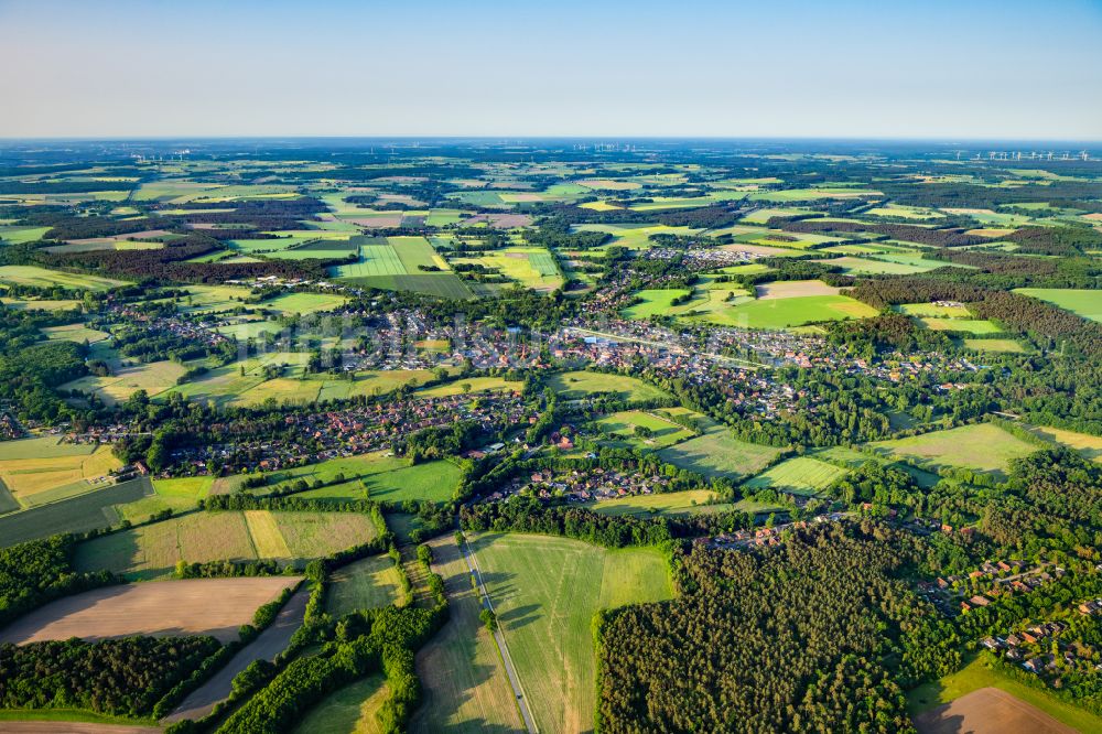 Bienenbüttel von oben - Ortsansicht am Rande von landwirtschaftlichen Feldern in Bienenbüttel im Bundesland Niedersachsen, Deutschland