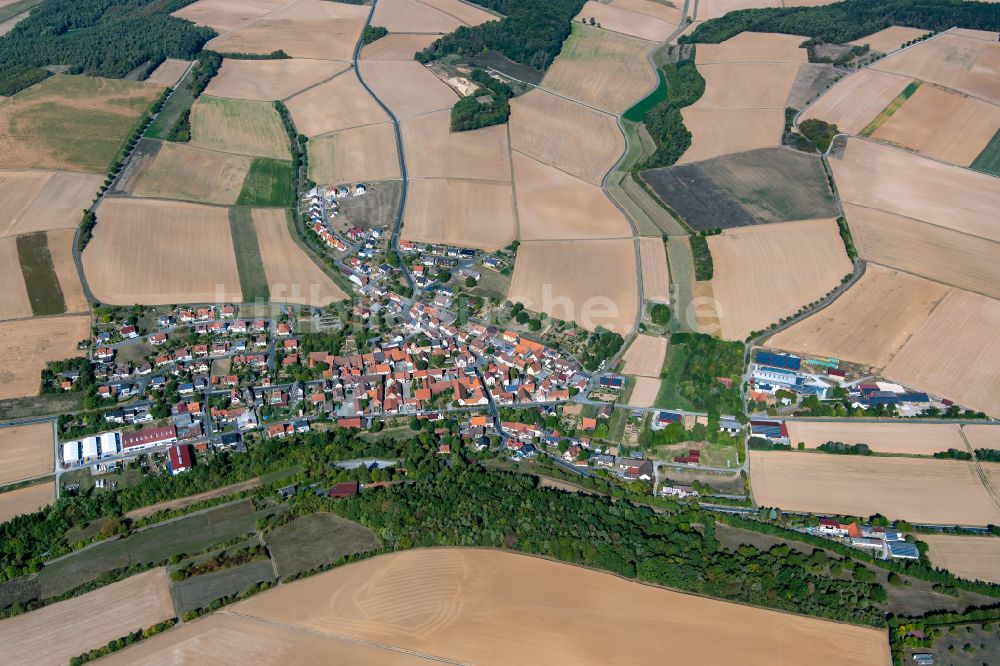 Luftaufnahme Billingshausen - Ortsansicht am Rande von landwirtschaftlichen Feldern in Billingshausen im Bundesland Bayern, Deutschland