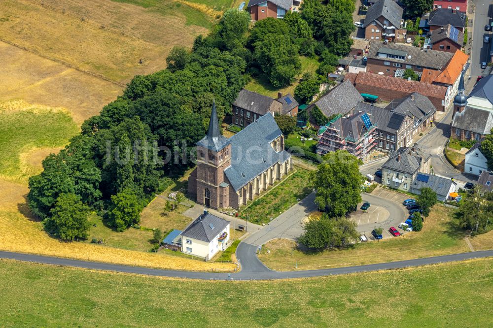 Luftaufnahme Bislich - Ortsansicht am Rande von landwirtschaftlichen Feldern in Bislich im Bundesland Nordrhein-Westfalen, Deutschland