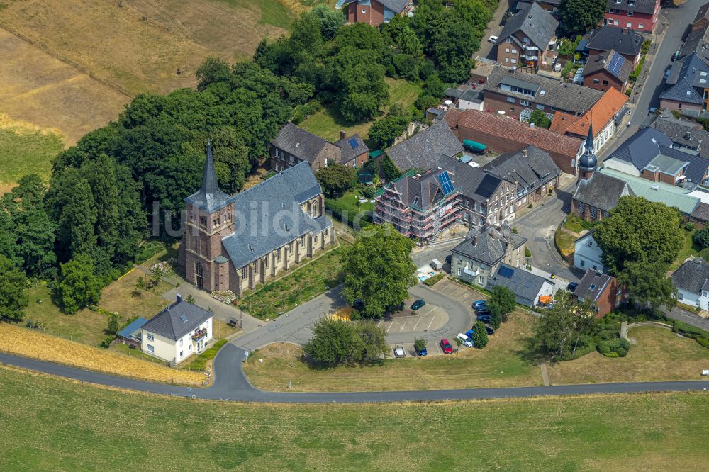 Bislich von oben - Ortsansicht am Rande von landwirtschaftlichen Feldern in Bislich im Bundesland Nordrhein-Westfalen, Deutschland