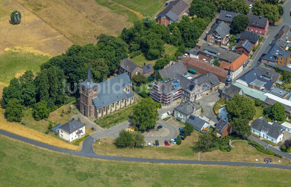 Bislich aus der Vogelperspektive: Ortsansicht am Rande von landwirtschaftlichen Feldern in Bislich im Bundesland Nordrhein-Westfalen, Deutschland