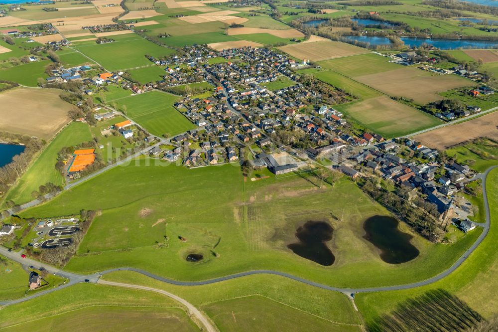 Bislich von oben - Ortsansicht am Rande von landwirtschaftlichen Feldern in Bislich im Bundesland Nordrhein-Westfalen, Deutschland